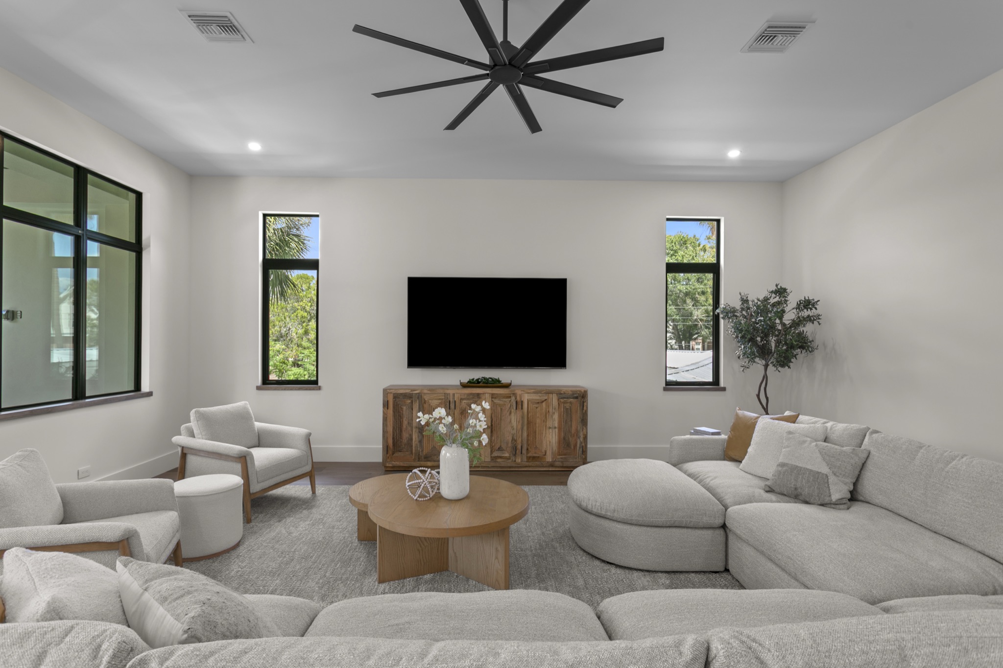 403 S Barbara - Living room