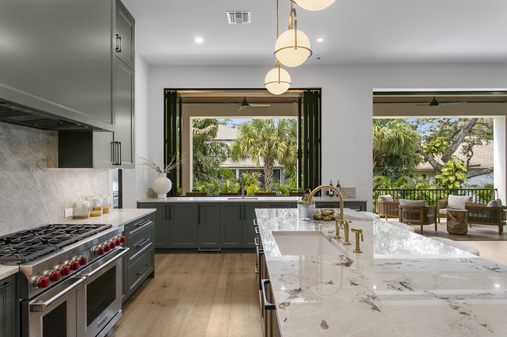 403 S Barbara - Kitchen with professional range