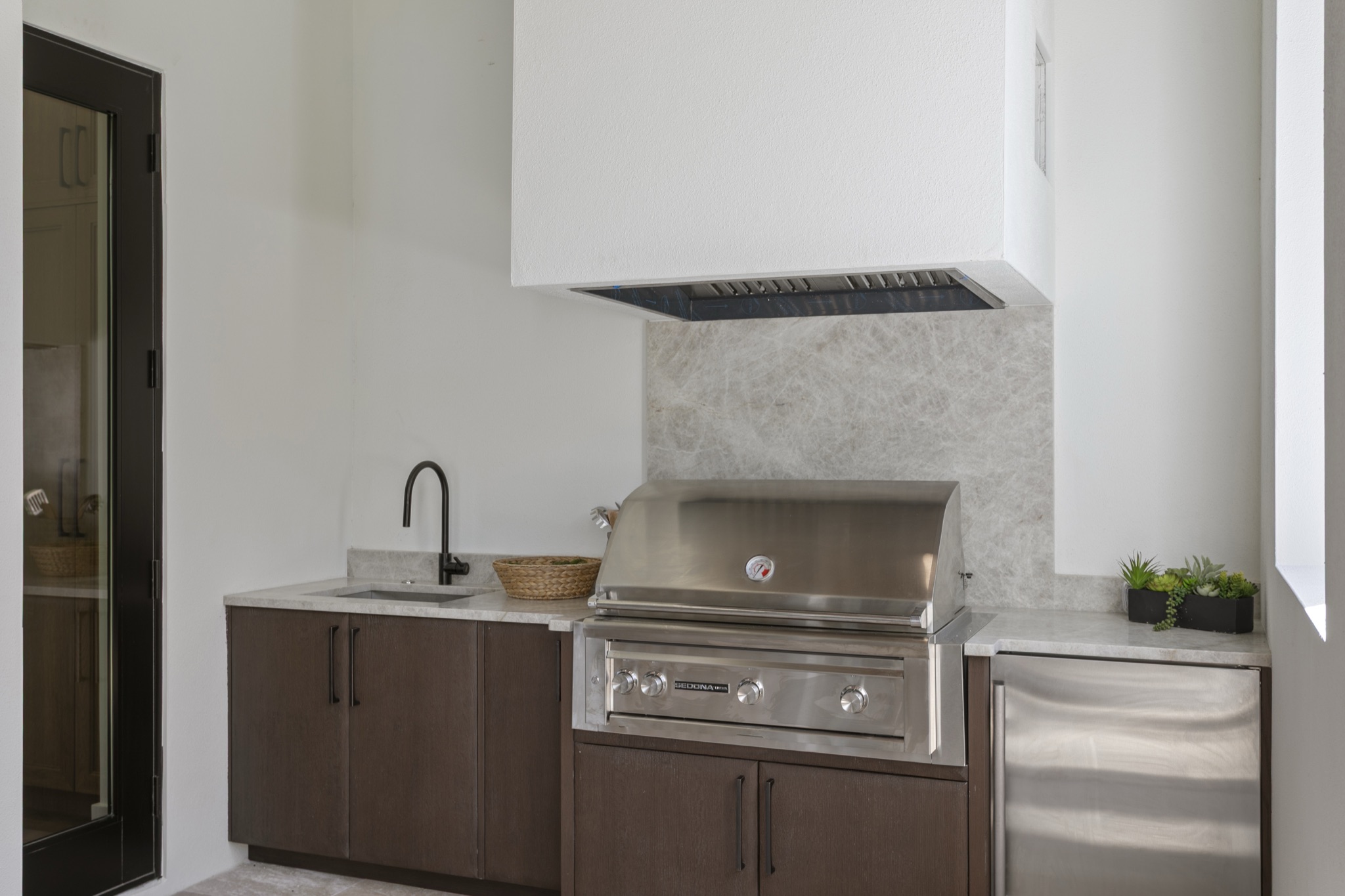 403 S Barbara - Outdoor kitchen