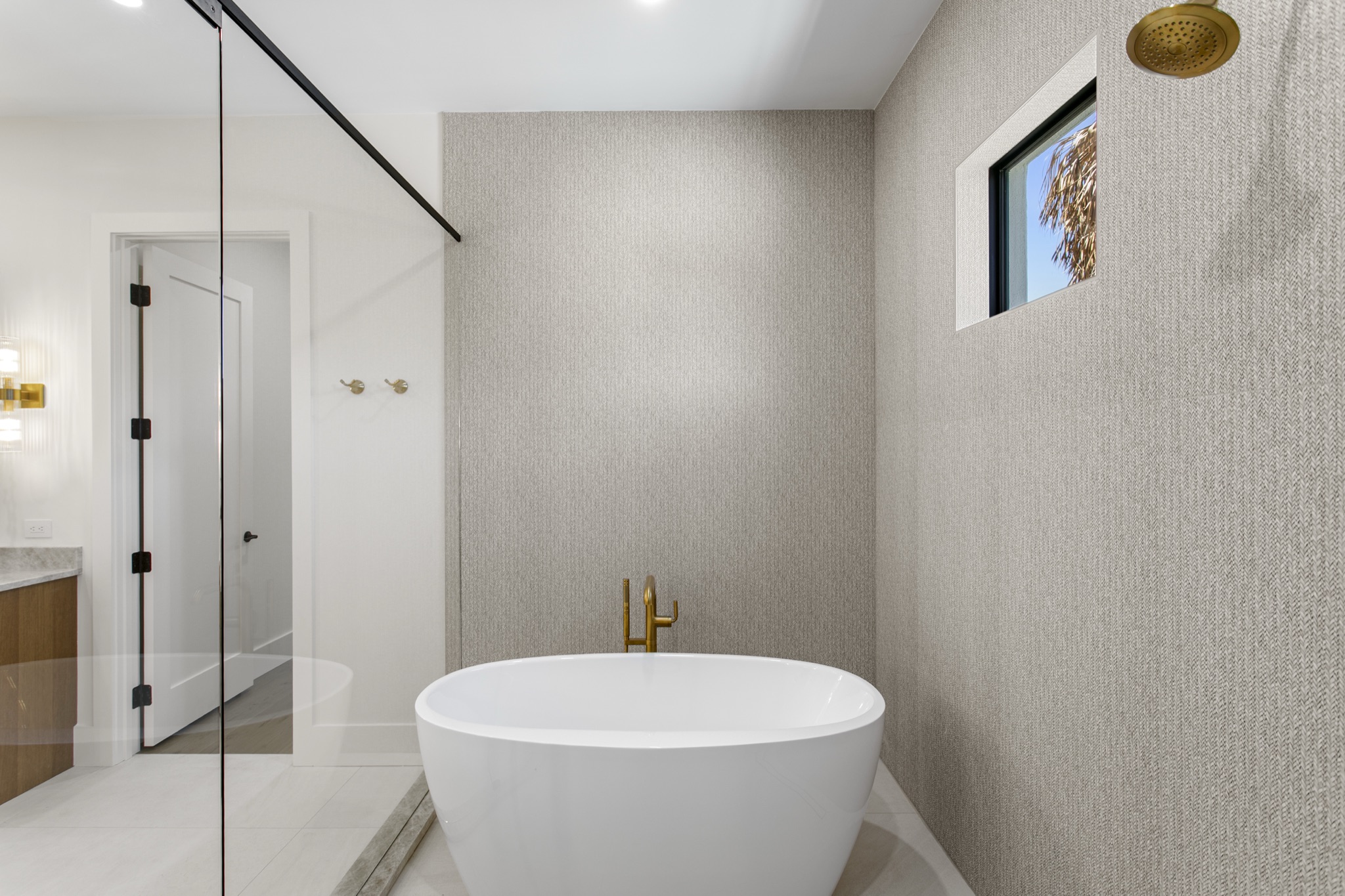 403 S Barbara - Freestanding tub
