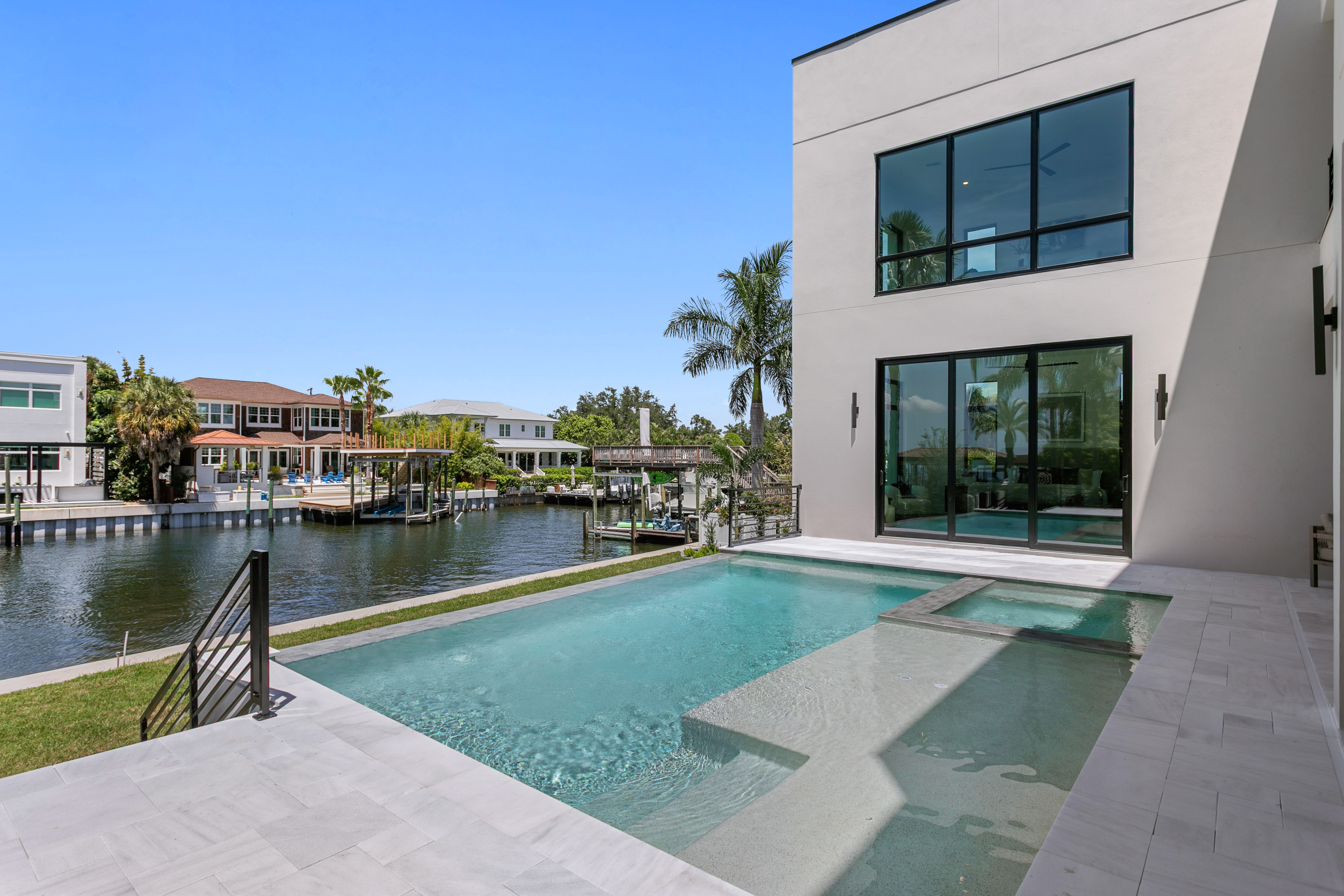 Pool with sunshelf and spa