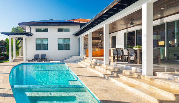 Header-Luxury-pool-and-spa-at-Tampa-family-home-v2-1-1